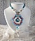 Collier pendentif Beauty Alicia Blue avec des cristaux de Swarovski et une dentelle tr&egrave;s fine.