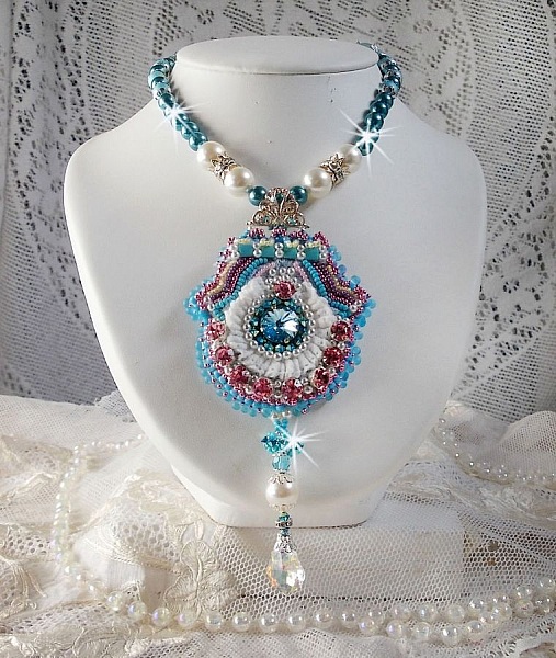 Collier pendentif Beauty Alicia Blue avec des cristaux de Swarovski et une dentelle tr&egrave;s fine.