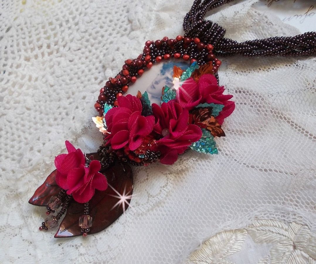 Pendentif Belle H&eacute;l&egrave;ne pour une mode vintage avec un cabochon visage d&rsquo;une femme, fleurs en tissu mis en forme aves rocailles Dark Bronze, cristaux, feuilles en Nacre Marron et Calcite Jaune/Blanc