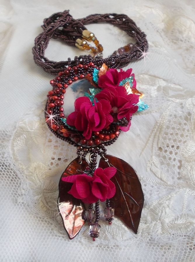 Pendentif Belle H&eacute;l&egrave;ne pour une mode vintage avec un cabochon visage d&rsquo;une femme, fleurs en tissu mis en forme aves rocailles Dark Bronze, cristaux, feuilles en Nacre Marron et Calcite Jaune/Blanc