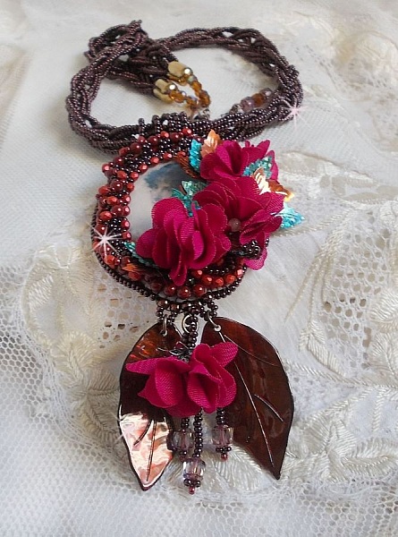 Pendentif Belle H&eacute;l&egrave;ne pour une mode vintage avec un cabochon visage d&rsquo;une femme, fleurs en tissu mis en forme aves rocailles Dark Bronze, cristaux, feuilles en Nacre Marron et Calcite Jaune/Blanc