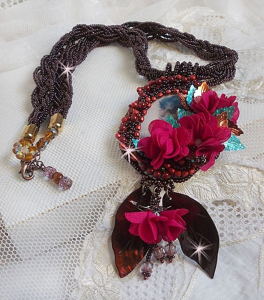 Pendentif Belle H&eacute;l&egrave;ne pour une mode vintage avec un cabochon visage d&rsquo;une femme, fleurs en tissu mis en forme aves rocailles Dark Bronze, cristaux, feuilles en Nacre Marron et Calcite Jaune/Blanc