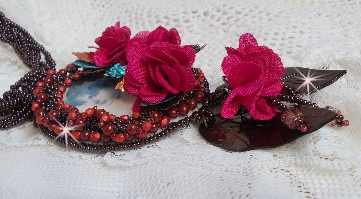 Pendentif Belle H&eacute;l&egrave;ne pour une mode vintage avec un cabochon visage d&rsquo;une femme, fleurs en tissu mis en forme aves rocailles Dark Bronze, cristaux, feuilles en Nacre Marron et Calcite Jaune/Blanc