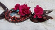 Pendentif Belle H&eacute;l&egrave;ne pour une mode vintage avec un cabochon visage d&rsquo;une femme, fleurs en tissu mis en forme aves rocailles Dark Bronze, cristaux, feuilles en Nacre Marron et Calcite Jaune/Blanc