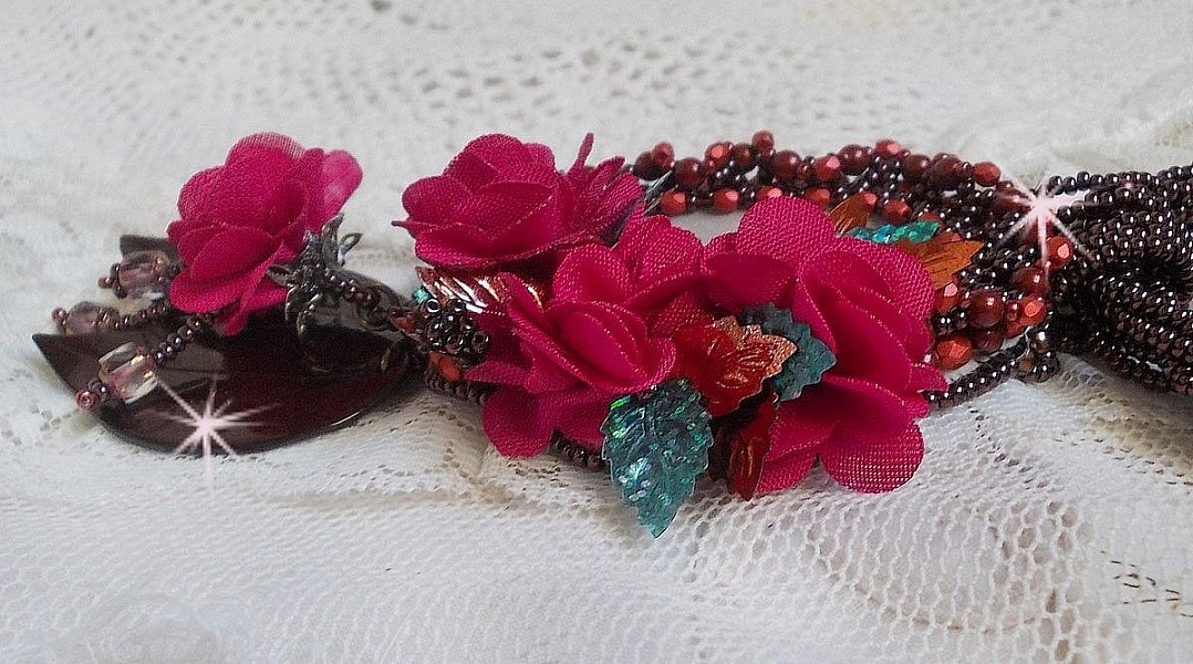 Pendentif Belle H&eacute;l&egrave;ne pour une mode vintage avec un cabochon visage d&rsquo;une femme, fleurs en tissu mis en forme aves rocailles Dark Bronze, cristaux, feuilles en Nacre Marron et Calcite Jaune/Blanc