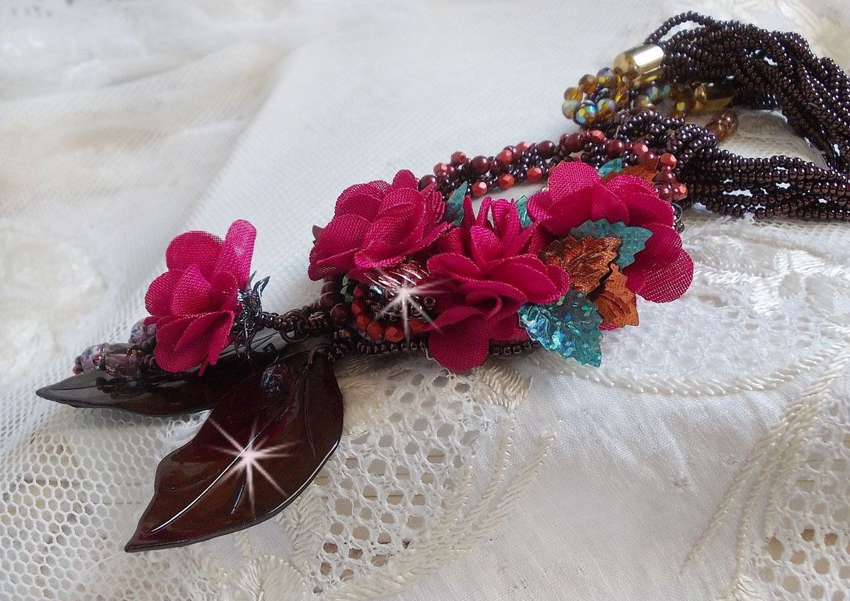 Pendentif Belle H&eacute;l&egrave;ne pour une mode vintage avec un cabochon visage d&rsquo;une femme, fleurs en tissu mis en forme aves rocailles Dark Bronze, cristaux, feuilles en Nacre Marron et Calcite Jaune/Blanc