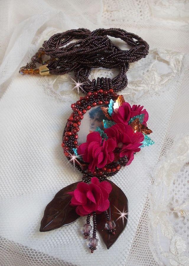 Pendentif Belle H&eacute;l&egrave;ne pour une mode vintage avec un cabochon visage d&rsquo;une femme, fleurs en tissu mis en forme aves rocailles Dark Bronze, cristaux, feuilles en Nacre Marron et Calcite Jaune/Blanc