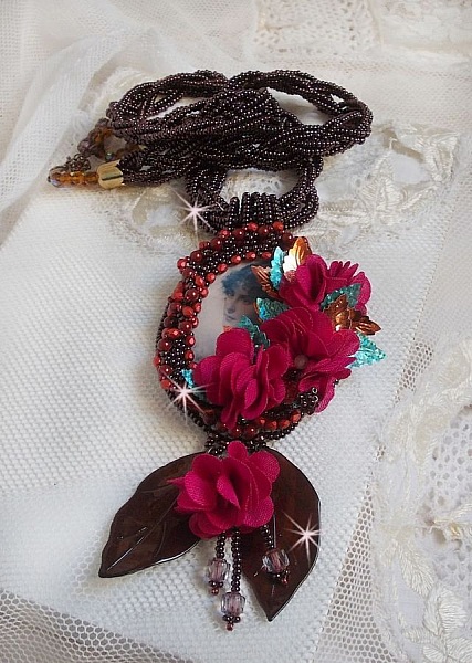 Pendentif Belle H&eacute;l&egrave;ne pour une mode vintage avec un cabochon visage d&rsquo;une femme, fleurs en tissu mis en forme aves rocailles Dark Bronze, cristaux, feuilles en Nacre Marron et Calcite Jaune/Blanc