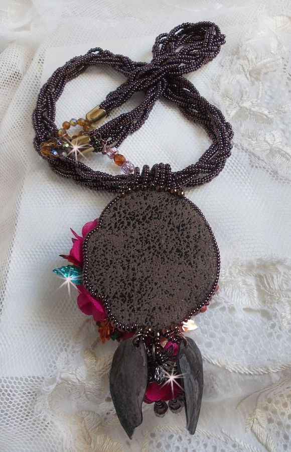 Pendentif Belle H&eacute;l&egrave;ne pour une mode vintage avec un cabochon visage d&rsquo;une femme, fleurs en tissu mis en forme aves rocailles Dark Bronze, cristaux, feuilles en Nacre Marron et Calcite Jaune/Blanc