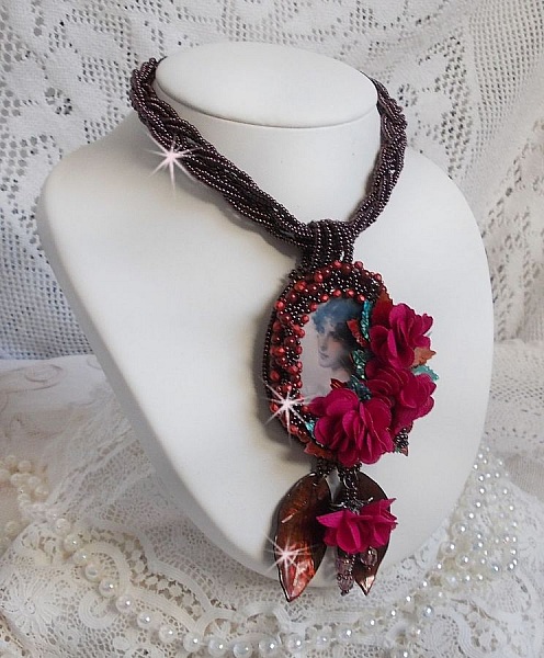 Pendentif Belle H&eacute;l&egrave;ne pour une mode vintage avec un cabochon visage d&rsquo;une femme, fleurs en tissu mis en forme aves rocailles Dark Bronze, cristaux, feuilles en Nacre Marron et Calcite Jaune/Blanc