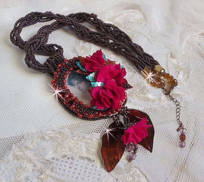 Pendentif Belle H&eacute;l&egrave;ne pour une mode vintage avec un cabochon visage d&rsquo;une femme, fleurs en tissu mis en forme aves rocailles Dark Bronze, cristaux, feuilles en Nacre Marron et Calcite Jaune/Blanc