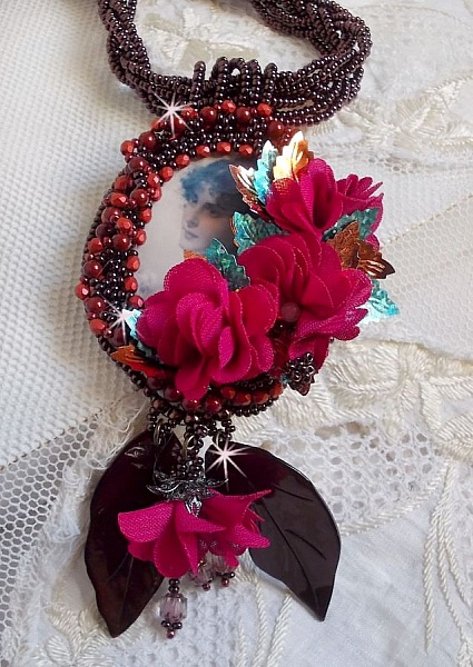Pendentif Belle H&eacute;l&egrave;ne pour une mode vintage avec un cabochon visage d&rsquo;une femme, fleurs en tissu mis en forme aves rocailles Dark Bronze, cristaux, feuilles en Nacre Marron et Calcite Jaune/Blanc