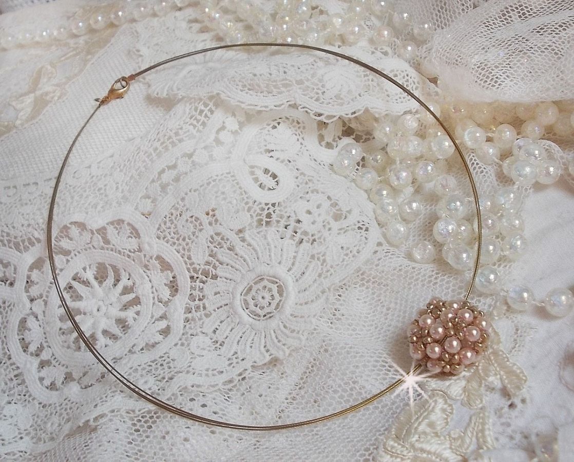 Pendentif Boules nacr&eacute;es avec des perles rondes en cristal de Swarovski de couleur P&ecirc;che et des rocailles en Verre Gold Bronze. Le tour du cou multi rangs est compos&eacute; de 3 rangs fil c&acirc;bl&eacute; en laiton.