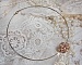Pendentif Boules nacr&eacute;es avec des perles rondes en cristal de Swarovski de couleur P&ecirc;che et des rocailles en Verre Gold Bronze. Le tour du cou multi rangs est compos&eacute; de 3 rangs fil c&acirc;bl&eacute; en laiton.