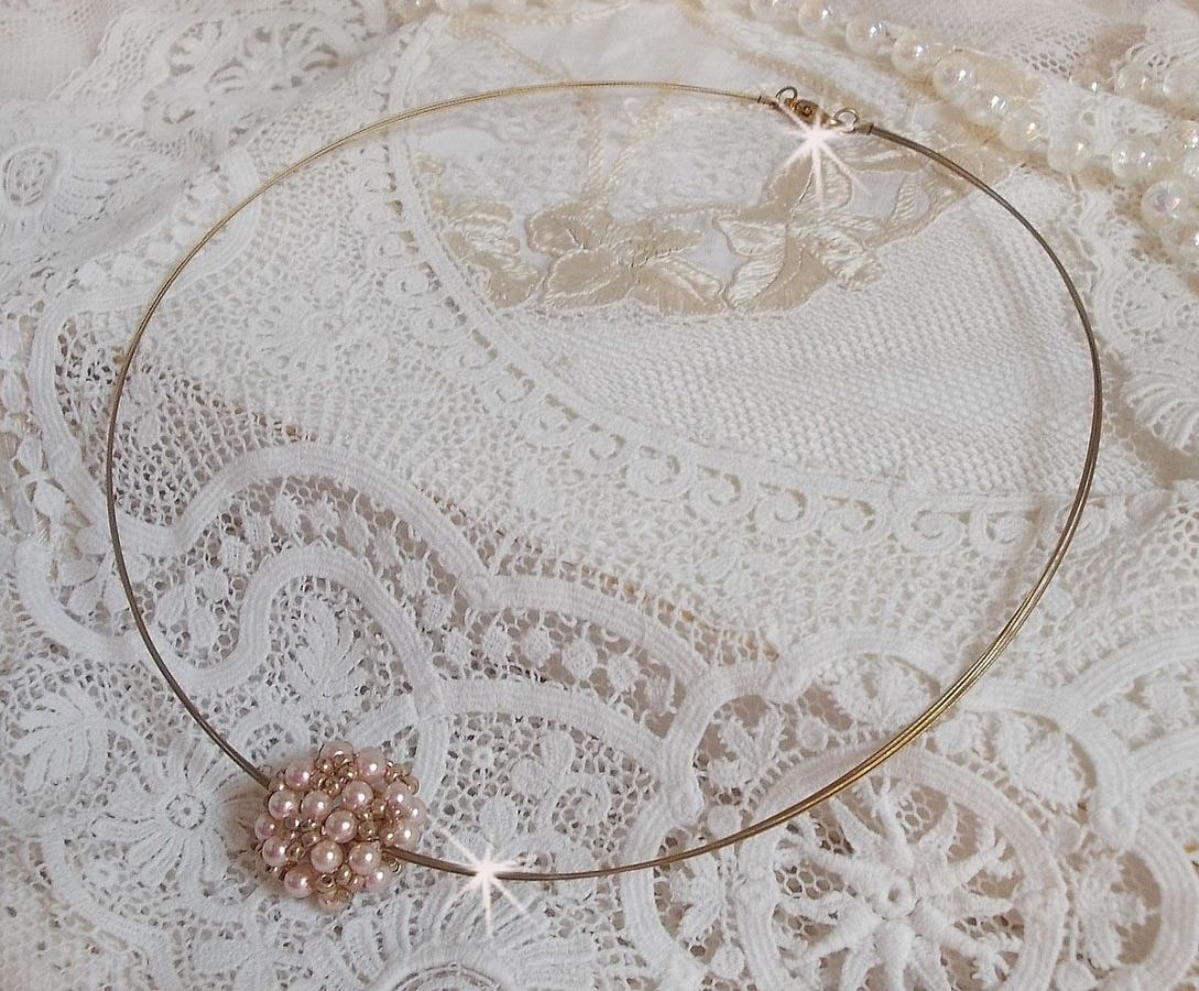 Pendentif Boules nacr&eacute;es avec des perles rondes en cristal de Swarovski de couleur P&ecirc;che et des rocailles en Verre Gold Bronze. Le tour du cou multi rangs est compos&eacute; de 3 rangs fil c&acirc;bl&eacute; en laiton.