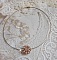 Pendentif Boules nacr&eacute;es avec des perles rondes en cristal de Swarovski de couleur P&ecirc;che et des rocailles en Verre Gold Bronze. Le tour du cou multi rangs est compos&eacute; de 3 rangs fil c&acirc;bl&eacute; en laiton.