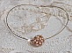 Pendentif Boules nacr&eacute;es avec des perles rondes en cristal de Swarovski de couleur P&ecirc;che et des rocailles en Verre Gold Bronze. Le tour du cou multi rangs est compos&eacute; de 3 rangs fil c&acirc;bl&eacute; en laiton.