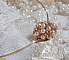 Pendentif Boules nacr&eacute;es avec des perles rondes en cristal de Swarovski de couleur P&ecirc;che et des rocailles en Verre Gold Bronze. Le tour du cou multi rangs est compos&eacute; de 3 rangs fil c&acirc;bl&eacute; en laiton.