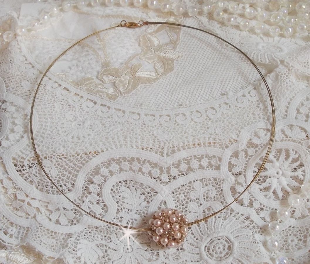 Pendentif Boules nacr&eacute;es avec des perles rondes en cristal de Swarovski de couleur P&ecirc;che et des rocailles en Verre Gold Bronze. Le tour du cou multi rangs est compos&eacute; de 3 rangs fil c&acirc;bl&eacute; en laiton.