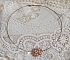Pendentif Boules nacr&eacute;es avec des perles rondes en cristal de Swarovski de couleur P&ecirc;che et des rocailles en Verre Gold Bronze. Le tour du cou multi rangs est compos&eacute; de 3 rangs fil c&acirc;bl&eacute; en laiton.
