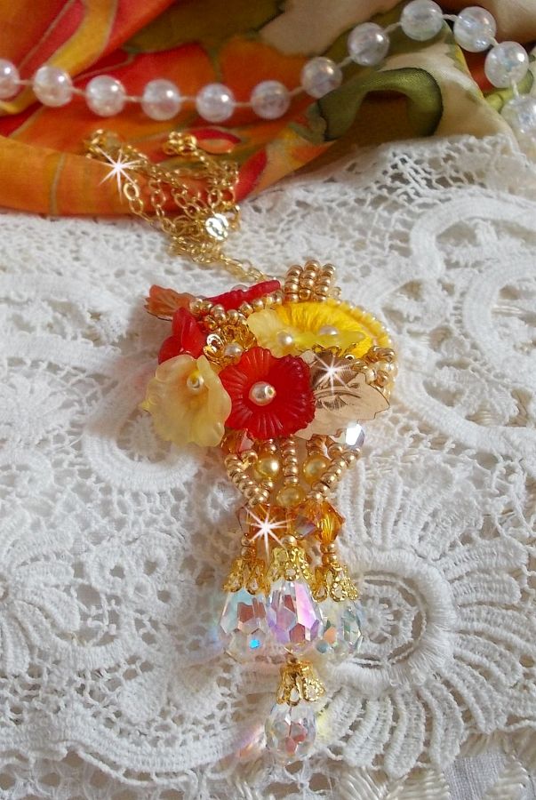Pendentif Bouton d&rsquo;Or brod&eacute; avec du fil coton Jaune, fleurs, feuilles, rocailles, cristaux, cha&icirc;ne plaqu&eacute;e or, inspiration contemporaine.
