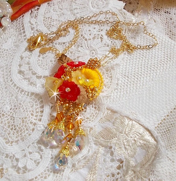 Pendentif Bouton d&rsquo;Or brod&eacute; avec du fil coton Jaune, fleurs, feuilles, rocailles, cristaux, cha&icirc;ne plaqu&eacute;e or, inspiration contemporaine.