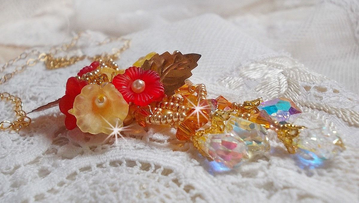 Pendentif Bouton d&rsquo;Or brod&eacute; avec du fil coton Jaune, fleurs, feuilles, rocailles, cristaux, cha&icirc;ne plaqu&eacute;e or, inspiration contemporaine.