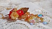 Pendentif Bouton d&rsquo;Or brod&eacute; avec du fil coton Jaune, fleurs, feuilles, rocailles, cristaux, cha&icirc;ne plaqu&eacute;e or, inspiration contemporaine.
