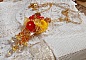 Pendentif Bouton d&rsquo;Or brod&eacute; avec du fil coton Jaune, fleurs, feuilles, rocailles, cristaux, cha&icirc;ne plaqu&eacute;e or, inspiration contemporaine.