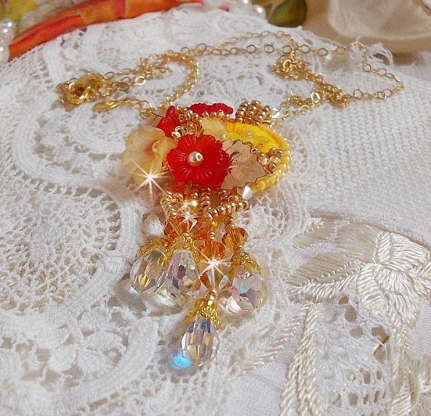 Pendentif Bouton d&rsquo;Or brod&eacute; avec du fil coton Jaune, fleurs, feuilles, rocailles, cristaux, cha&icirc;ne plaqu&eacute;e or, inspiration contemporaine.