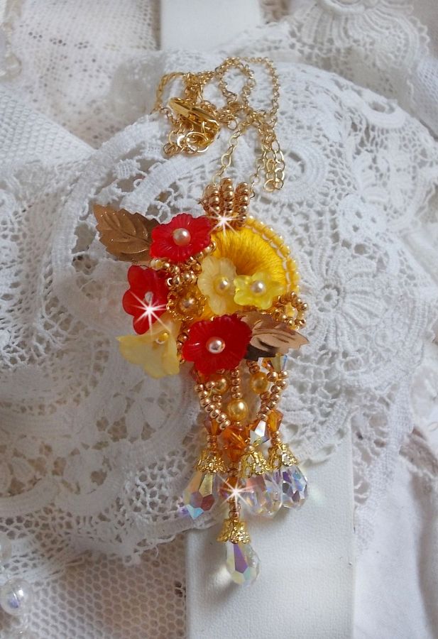 Pendentif Bouton d&rsquo;Or brod&eacute; avec du fil coton Jaune, fleurs, feuilles, rocailles, cristaux, cha&icirc;ne plaqu&eacute;e or, inspiration contemporaine.