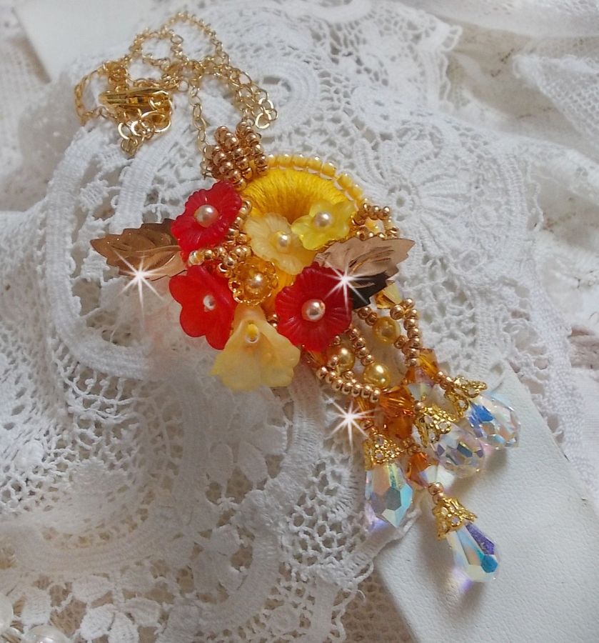 Pendentif Bouton d&rsquo;Or brod&eacute; avec du fil coton Jaune, fleurs, feuilles, rocailles, cristaux, cha&icirc;ne plaqu&eacute;e or, inspiration contemporaine.