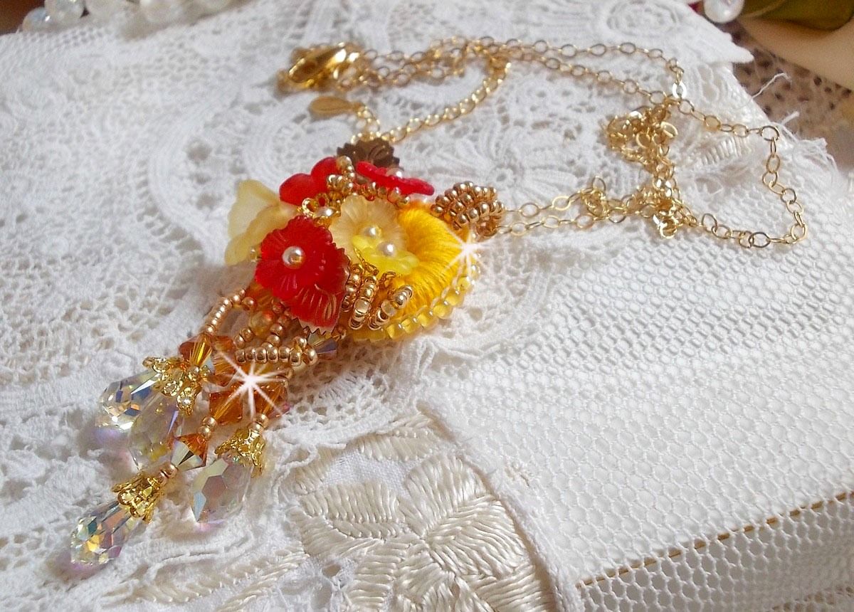 Pendentif Bouton d&rsquo;Or brod&eacute; avec du fil coton Jaune, fleurs, feuilles, rocailles, cristaux, cha&icirc;ne plaqu&eacute;e or, inspiration contemporaine.
