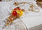 Pendentif Bouton d&rsquo;Or brod&eacute; avec du fil coton Jaune, fleurs, feuilles, rocailles, cristaux, cha&icirc;ne plaqu&eacute;e or, inspiration contemporaine.