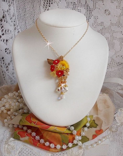 Pendentif Bouton d&rsquo;Or brod&eacute; avec du fil coton Jaune, fleurs, feuilles, rocailles, cristaux, cha&icirc;ne plaqu&eacute;e or, inspiration contemporaine.