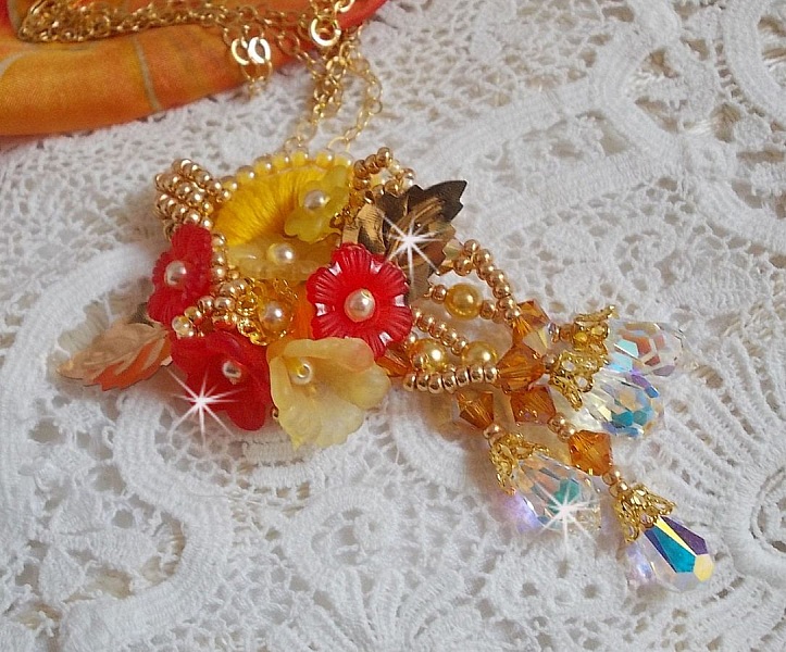 Pendentif Bouton d&rsquo;Or brod&eacute; avec du fil coton Jaune, fleurs, feuilles, rocailles, cristaux, cha&icirc;ne plaqu&eacute;e or, inspiration contemporaine.
