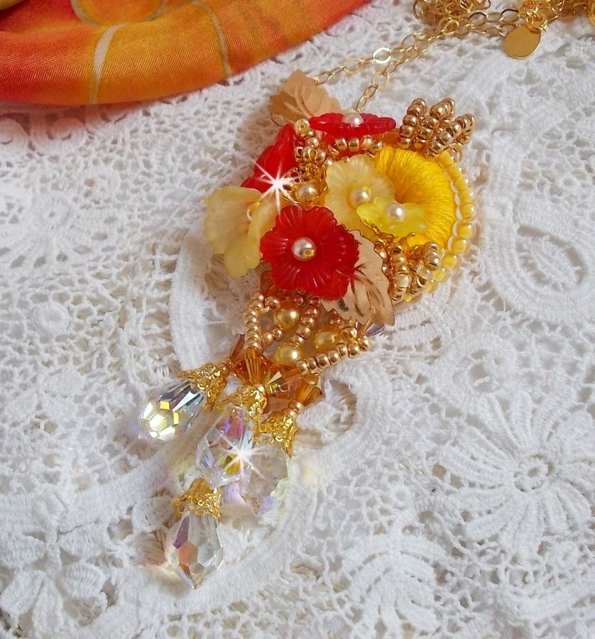 Pendentif Bouton d&rsquo;Or brod&eacute; avec du fil coton Jaune, fleurs, feuilles, rocailles, cristaux, cha&icirc;ne plaqu&eacute;e or, inspiration contemporaine.