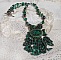 Pendentif Emerald avec un cabochon ovale en Malachite orn&eacute; de chips avec cristaux : perles rondes et toupies Emerald. S&rsquo;ajoute des perles en forme d&rsquo;olives. Brod&eacute;s sur fermoir en T. Un style Ethnique