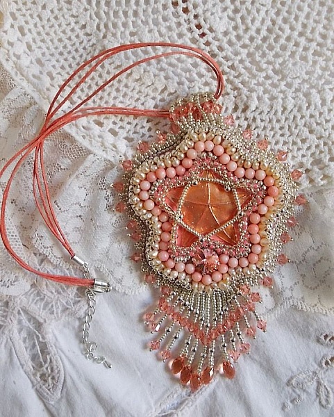 Collier pendentif Corail brod&eacute; avec une &eacute;toile en m&eacute;tal et perles de culture 