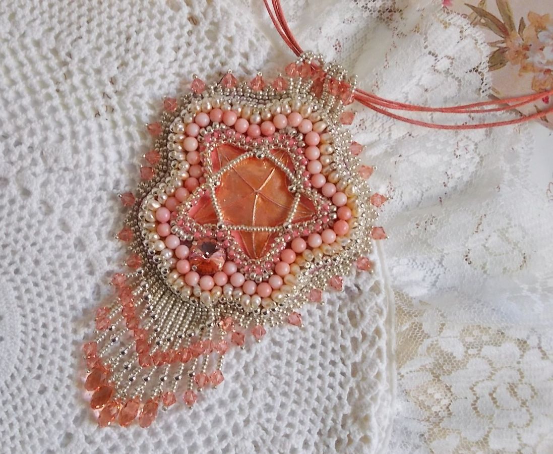 Collier pendentif Corail brod&eacute; avec une &eacute;toile en m&eacute;tal et perles de culture 