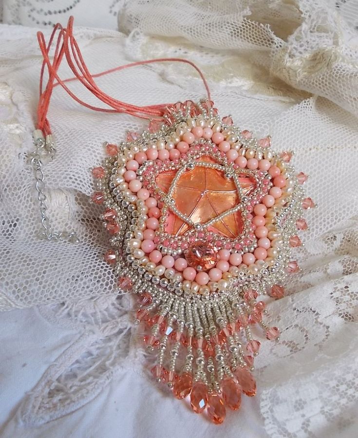 Collier pendentif Corail brod&eacute; avec une &eacute;toile en m&eacute;tal et perles de culture 