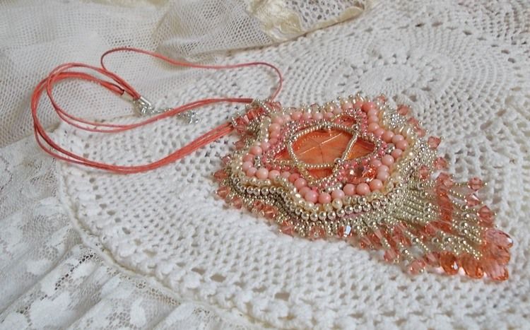Collier pendentif Corail brod&eacute; avec une &eacute;toile en m&eacute;tal et perles de culture 