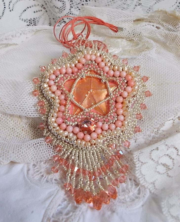 Collier pendentif Corail brod&eacute; avec une &eacute;toile en m&eacute;tal et perles de culture 