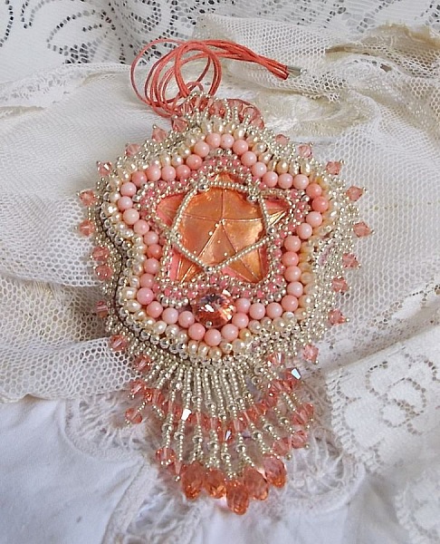 Collier pendentif Corail brod&eacute; avec une &eacute;toile en m&eacute;tal et perles de culture 