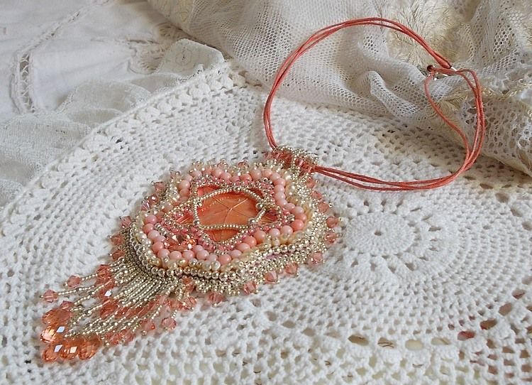 Collier pendentif Corail brod&eacute; avec une &eacute;toile en m&eacute;tal et perles de culture 