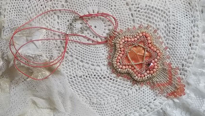 Collier pendentif Corail brod&eacute; avec une &eacute;toile en m&eacute;tal et perles de culture 