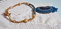 Pendentif Corsica avec un cabochon : une Agate Bleue brod&eacute;e avec des perles nacr&eacute;es Bleu Lapis en cristal &agrave; laquelle s&rsquo;ajoute des rocailles saphir et travertin entrelac&eacute;es pour former une dentelle