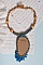 Pendentif Corsica avec un cabochon : une Agate Bleue brod&eacute;e avec des perles nacr&eacute;es Bleu Lapis en cristal &agrave; laquelle s&rsquo;ajoute des rocailles saphir et travertin entrelac&eacute;es pour former une dentelle