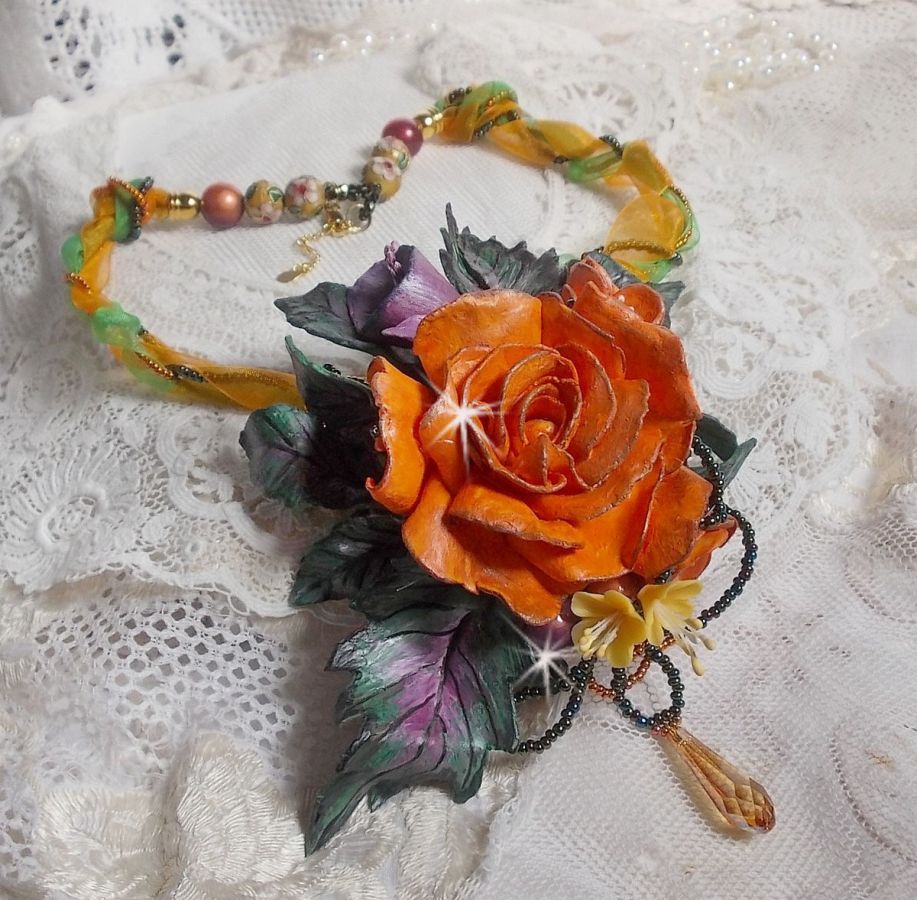Collier pendentif Douceur de Printemps cr&eacute;e tout en porcelaine froide et perles diverses