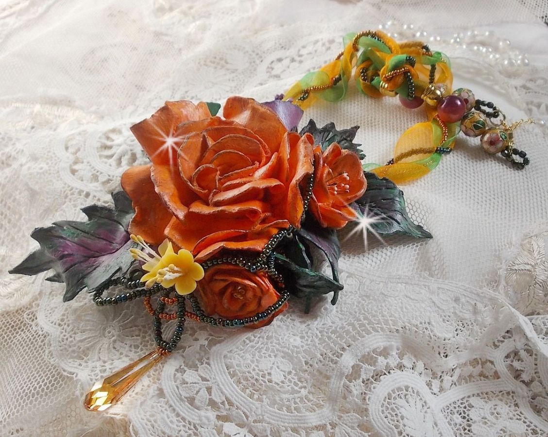 Collier pendentif Douceur de Printemps cr&eacute;e tout en porcelaine froide et perles diverses